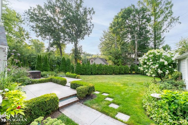 1575 FORD Court, Grosse Pointe Woods, MI 48236