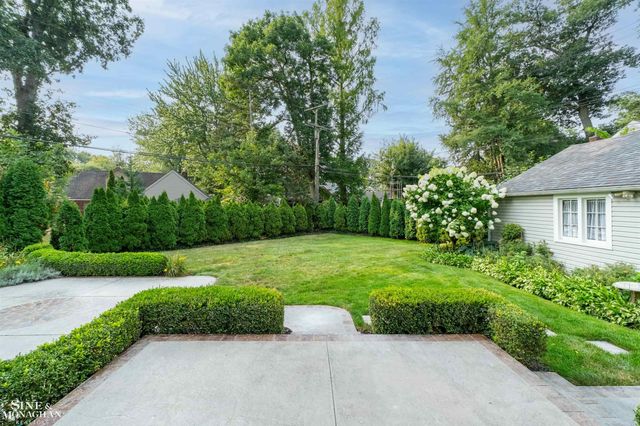 1575 FORD Court, Grosse Pointe Woods, MI 48236