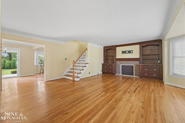 1575 FORD Court, Grosse Pointe Woods, MI 48236
