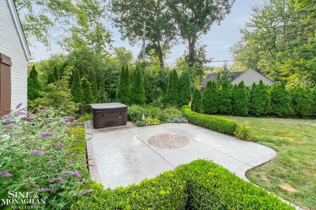 1575 FORD Court, Grosse Pointe Woods, MI 48236