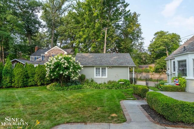 1575 FORD Court, Grosse Pointe Woods, MI 48236
