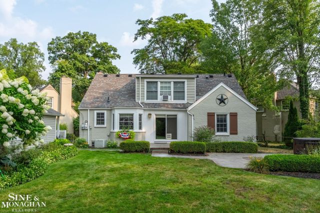 1575 FORD Court, Grosse Pointe Woods, MI 48236