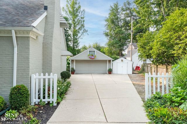 1575 FORD Court, Grosse Pointe Woods, MI 48236