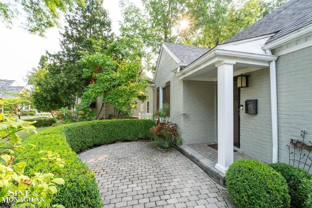 1575 FORD Court, Grosse Pointe Woods, MI 48236