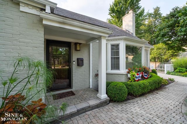 1575 FORD Court, Grosse Pointe Woods, MI 48236