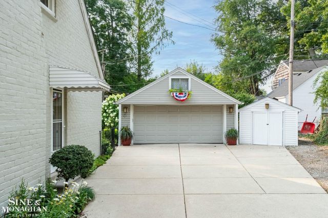 1575 FORD Court, Grosse Pointe Woods, MI 48236