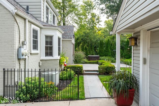 1575 FORD Court, Grosse Pointe Woods, MI 48236