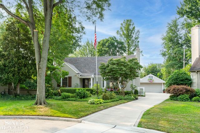 1575 FORD Court, Grosse Pointe Woods, MI 48236