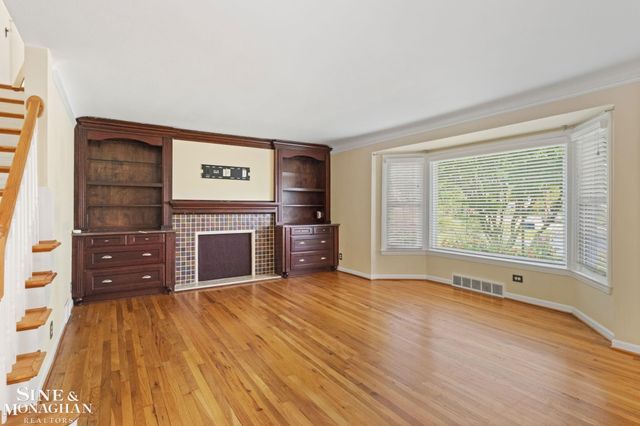 1575 FORD Court, Grosse Pointe Woods, MI 48236