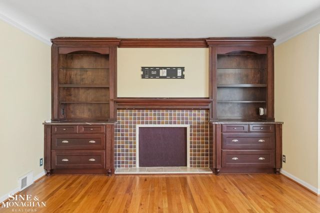 1575 FORD Court, Grosse Pointe Woods, MI 48236