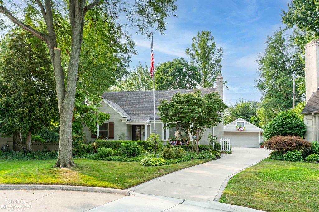 1575 FORD Court, Grosse Pointe Woods, MI 48236