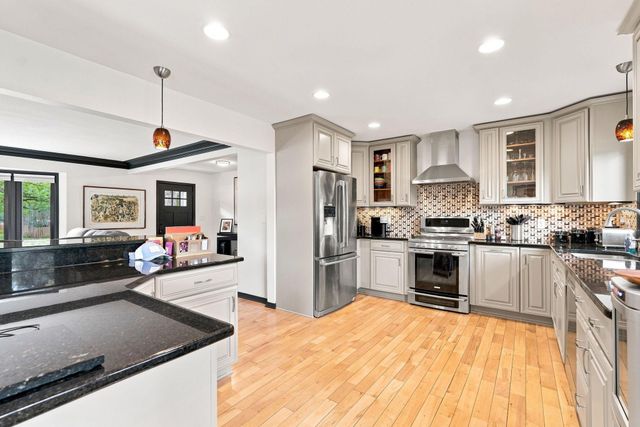 4424 W 70th St, Edina, MN 55435