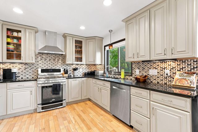 4424 W 70th St, Edina, MN 55435