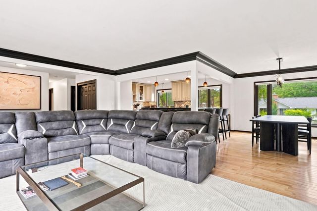 4424 W 70th St, Edina, MN 55435