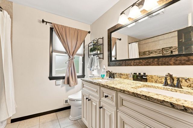 4424 W 70th St, Edina, MN 55435