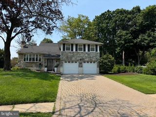 2030 LONGCOME DR, Wilmington, DE 19810