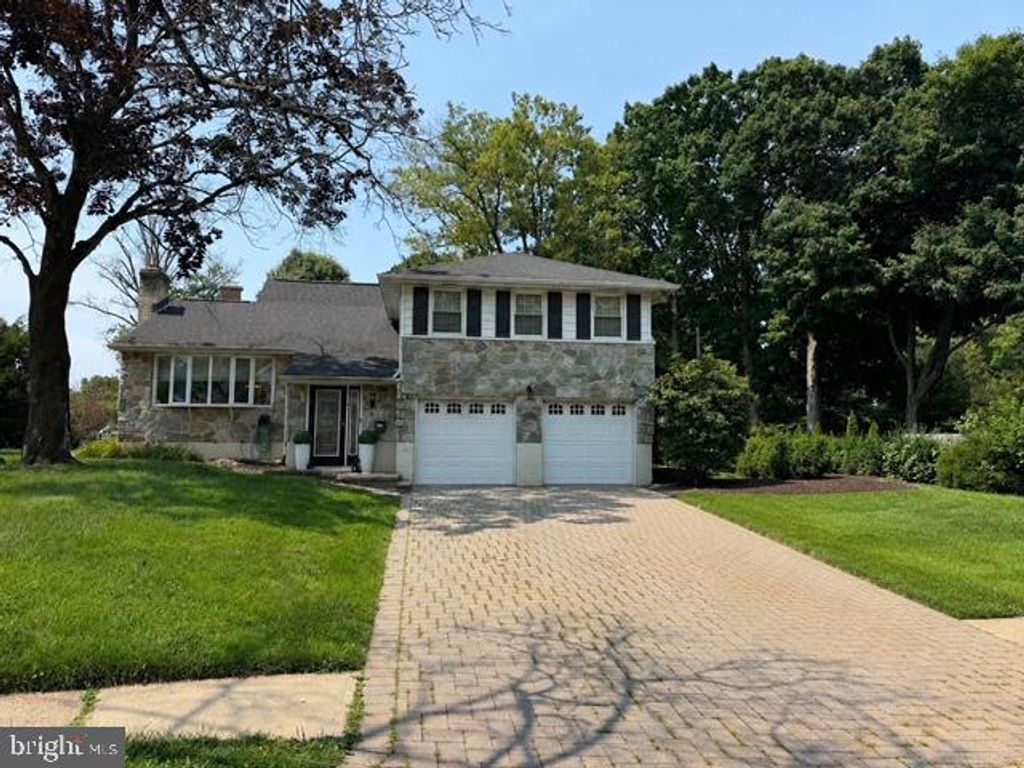 2030 LONGCOME DR, Wilmington, DE 19810