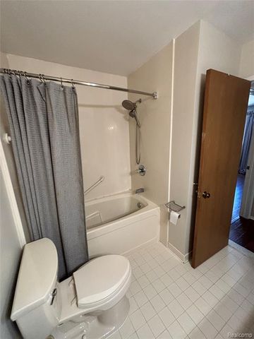 7751 Lake Ridge Dr Unit 28, Waterford, MI 48327