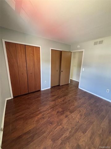 7751 Lake Ridge Dr Unit 28, Waterford, MI 48327