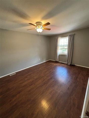 7751 Lake Ridge Dr Unit 28, Waterford, MI 48327