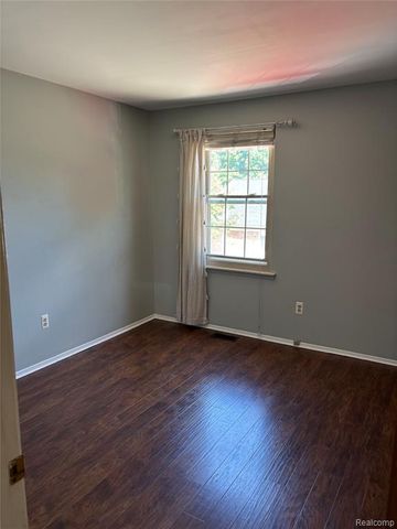 7751 Lake Ridge Dr Unit 28, Waterford, MI 48327