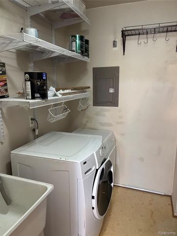 7751 Lake Ridge Dr Unit 28, Waterford, MI 48327