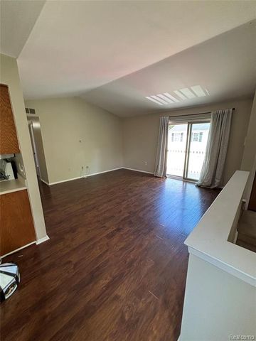 7751 Lake Ridge Dr Unit 28, Waterford, MI 48327