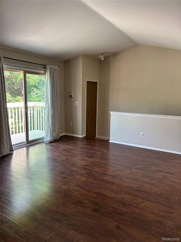 7751 Lake Ridge Dr Unit 28, Waterford, MI 48327