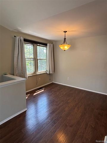 7751 Lake Ridge Dr Unit 28, Waterford, MI 48327