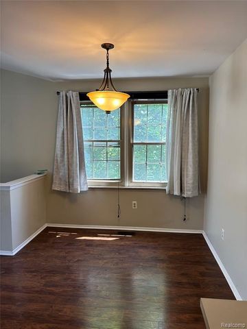 7751 Lake Ridge Dr Unit 28, Waterford, MI 48327