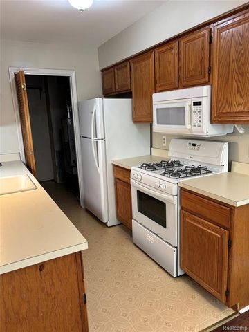 7751 Lake Ridge Dr Unit 28, Waterford, MI 48327