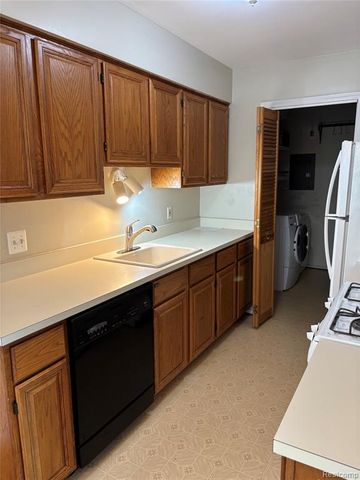 7751 Lake Ridge Dr Unit 28, Waterford, MI 48327