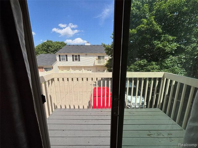 7751 Lake Ridge Dr Unit 28, Waterford, MI 48327