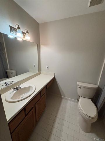 7751 Lake Ridge Dr Unit 28, Waterford, MI 48327