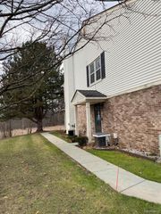 7751 Lake Ridge Dr Unit 28, Waterford, MI 48327
