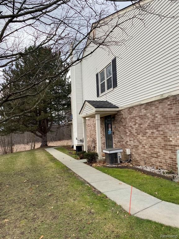 7751 Lake Ridge Dr Unit 28, Waterford, MI 48327