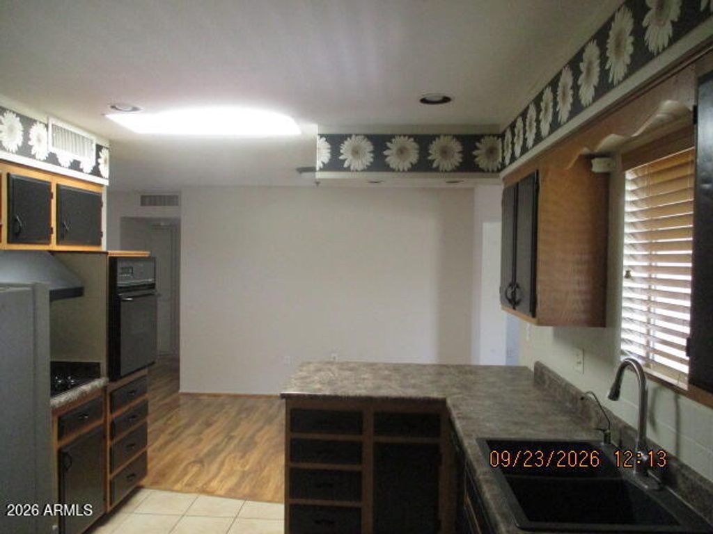 10643 W ROUNDELAY Circle, Sun City, AZ 85351 — photo 4