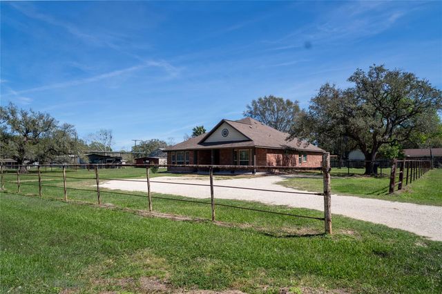119 Hackberry Street, Louise, TX 77455