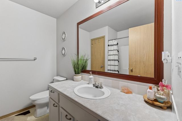 502 Armas Ct, Grandview, WA 98930