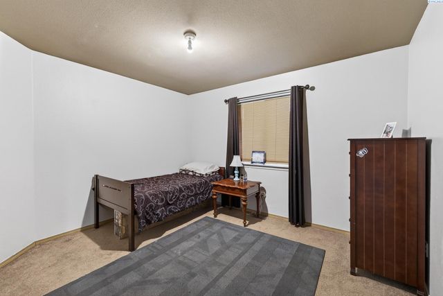 502 Armas Ct, Grandview, WA 98930