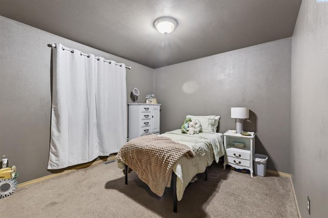 502 Armas Ct, Grandview, WA 98930