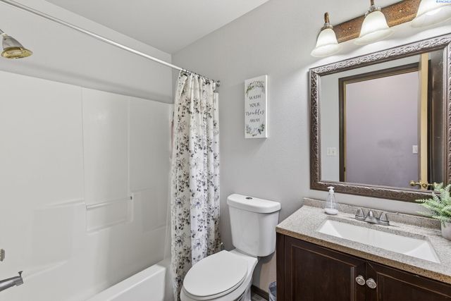 502 Armas Ct, Grandview, WA 98930