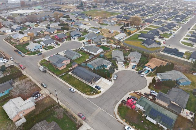 502 Armas Ct, Grandview, WA 98930