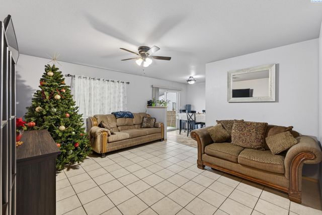 502 Armas Ct, Grandview, WA 98930