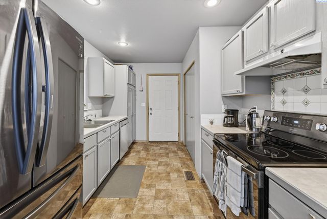 502 Armas Ct, Grandview, WA 98930