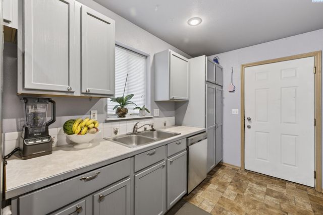 502 Armas Ct, Grandview, WA 98930