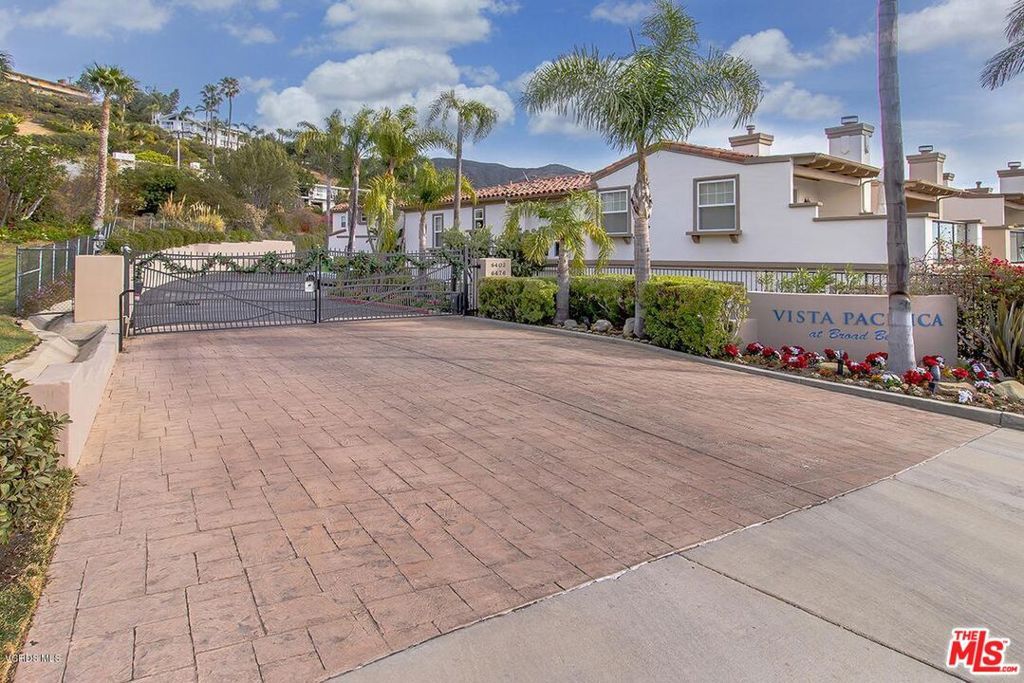 Image 4 of property listing at 6438 Lunita Road, Malibu, CA 90265