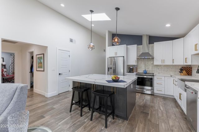 2511 E EARLL Drive, Phoenix, AZ 85016