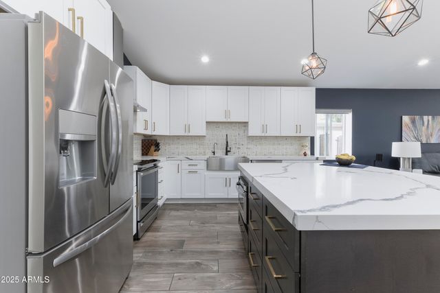 2511 E EARLL Drive, Phoenix, AZ 85016