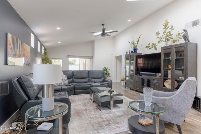 2511 E EARLL Drive, Phoenix, AZ 85016